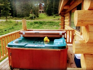 Eine Holzdiele mit Whirlpool auf der Terrasse.