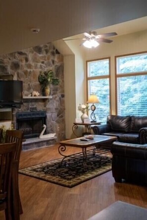 TV, fireplace, DVD player - Log Style Villa JACUZZI-Heart Shaped! This is ONE OF A KIND (Sciota)