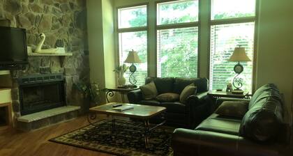 LOCATION! JACUZZI! 10 MI to Pocono Attractions-Camelbeach/Outlets/Hiking/Casino