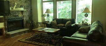 LOCATION! JACUZZI! 10 MI to Pocono Attractions-Camelbeach/Outlets/Hiking/Casino