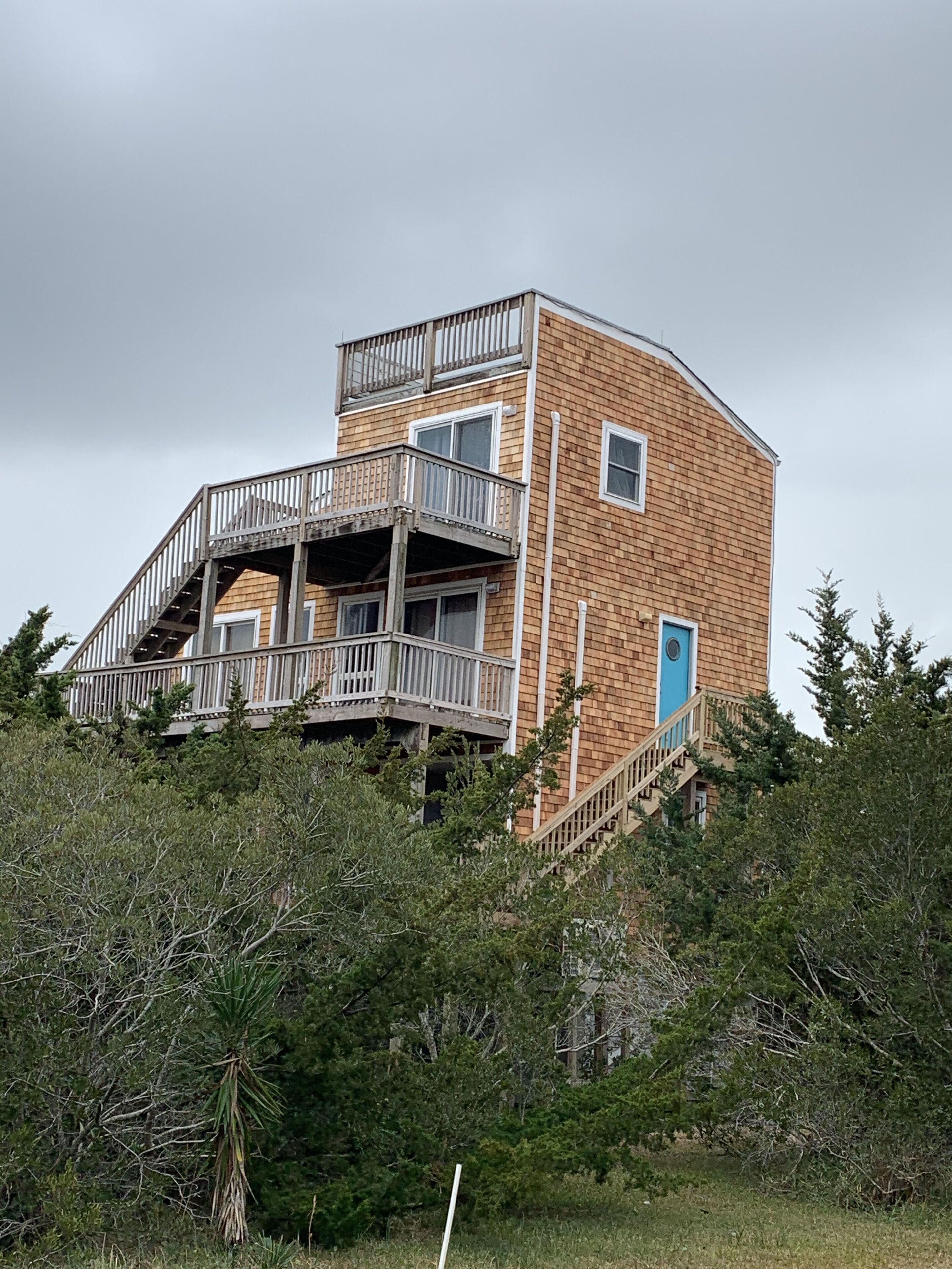 Classic beach house with great  views! Summer availability! Dog Friendly!