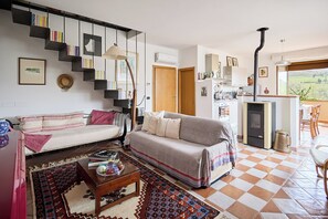 Televisión, reproductor de DVD y libros 