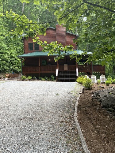 Beautiful 7 Br Log Cabin Located In Smoky Mtns