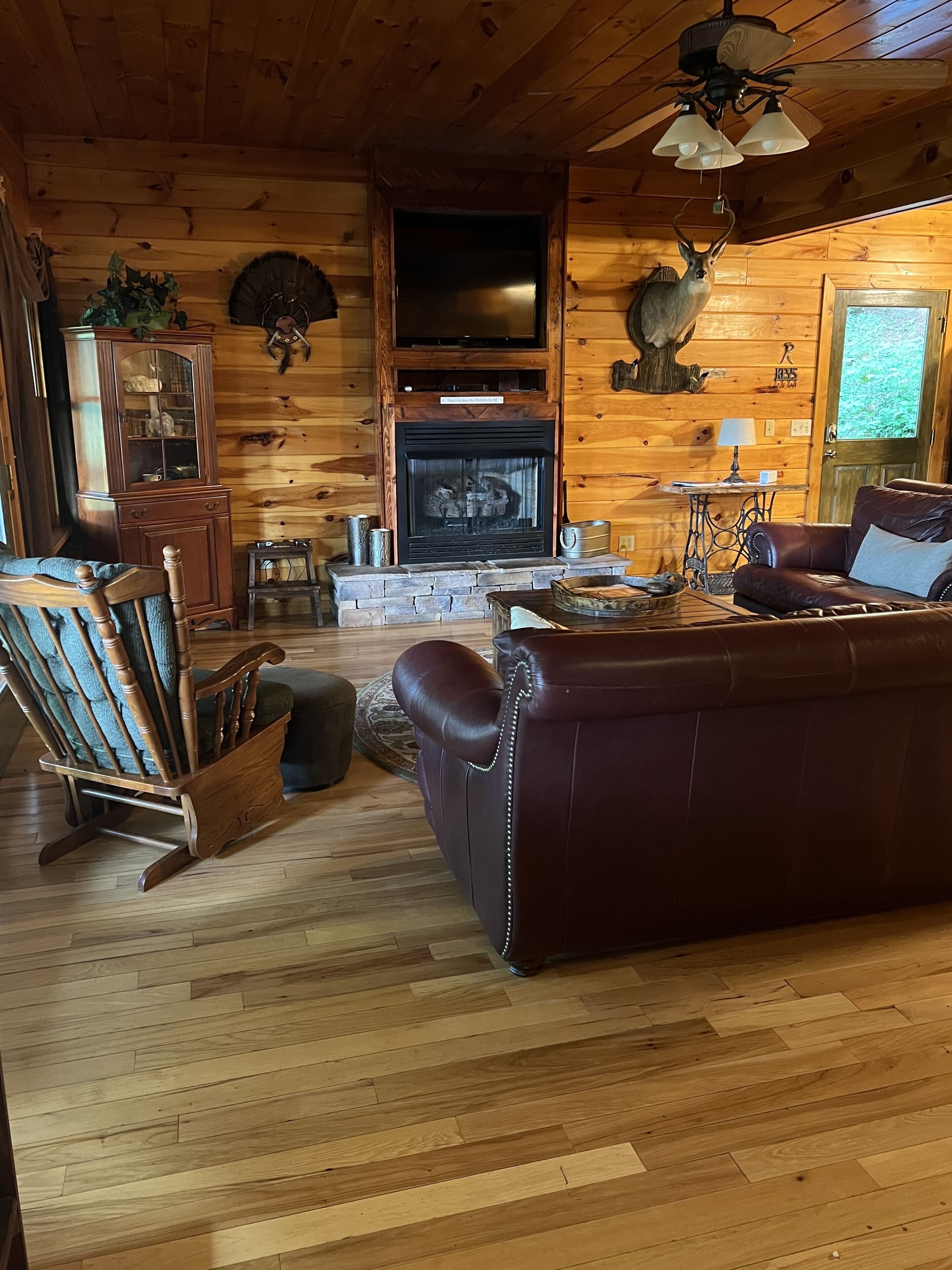 Beautiful 7 Br Log Cabin Located In Smoky Mtns