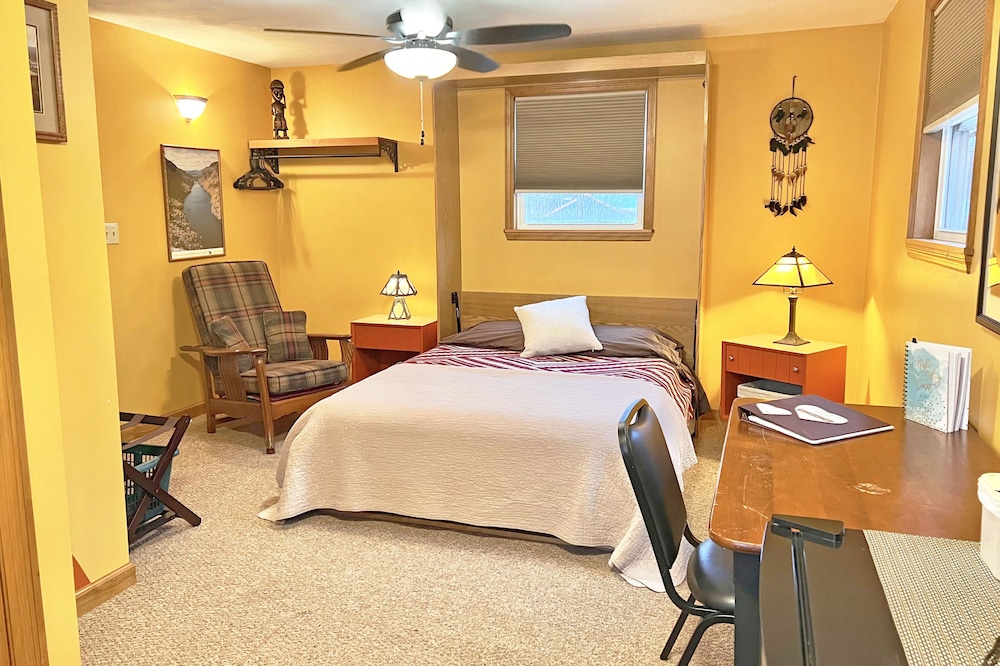 Village Hideaway, 1 bdrm efficiency, private entrance - walk downtown Saranac Lk