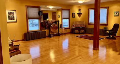 Village Hideaway, 1 bdrm efficiency, private entrance. On the Rail Trail.