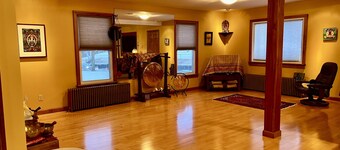 Village Hideaway, 1 bdrm efficiency, private entrance. On the Rail Trail.