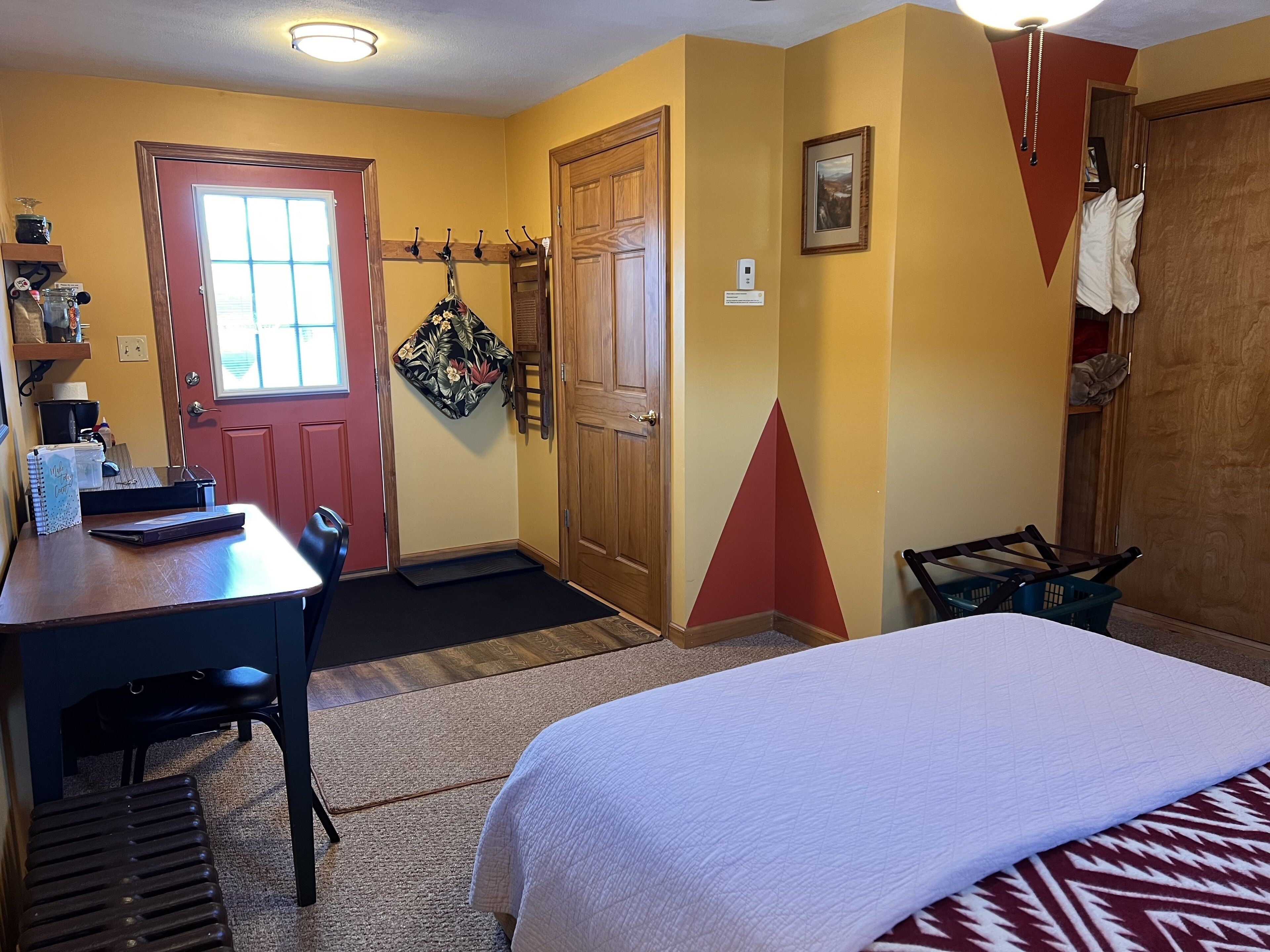 Village Hideaway, 1 bdrm efficiency, private entrance - walk downtown Saranac Lk