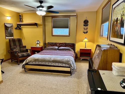 Village Hideaway, 1 bdrm efficiency, private entrance. On the Rail Trail.