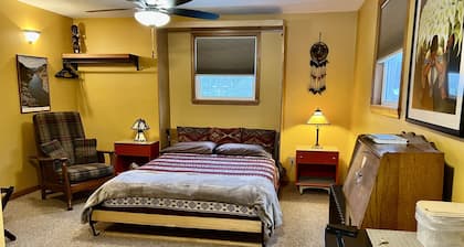 Village Hideaway, 1 bdrm efficiency, private entrance. On the Rail Trail.