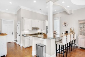 冷蔵庫、電子レンジ、オーブン、コンロ