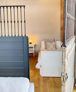 3 bedrooms, free WiFi, bed sheets - 19th c. Barn in the Berkshires (Cheshire)