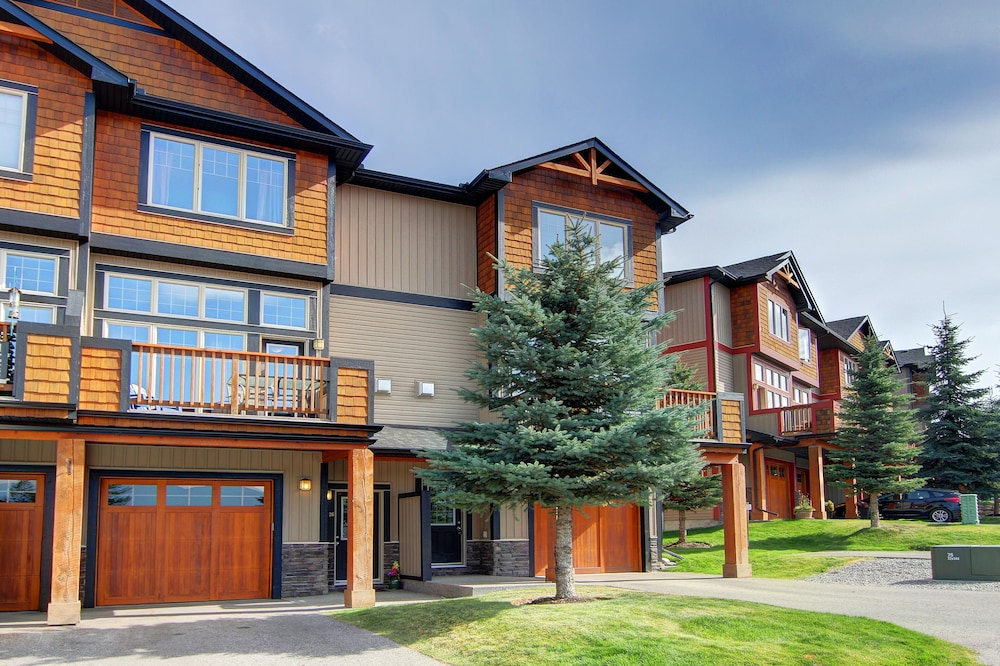 Book a fall/winter getaway near Banff/Kootenay National Parks for adventures