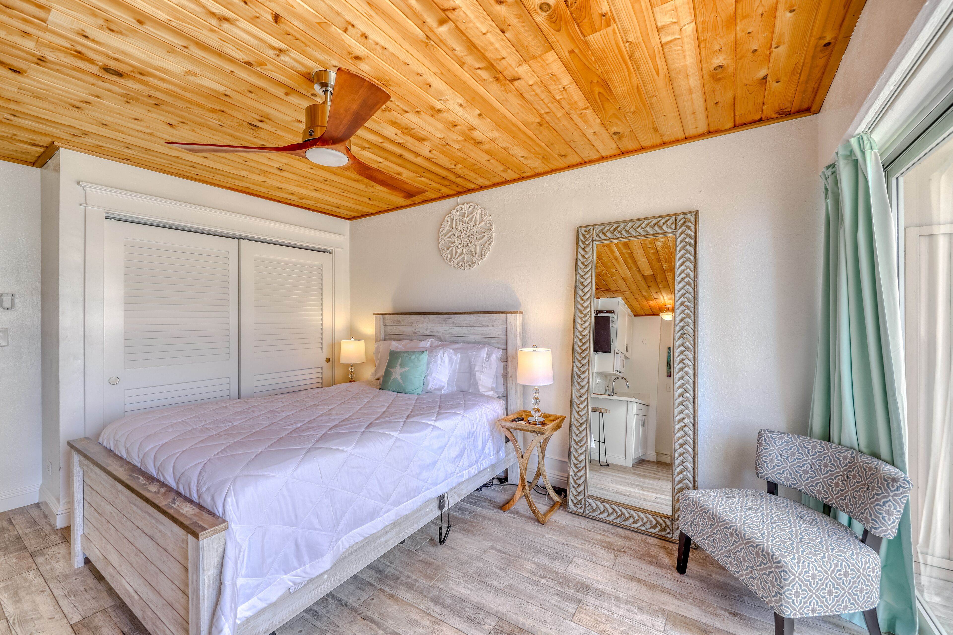 Downtown studio w/ air conditioning, & great views. Walk everywhere