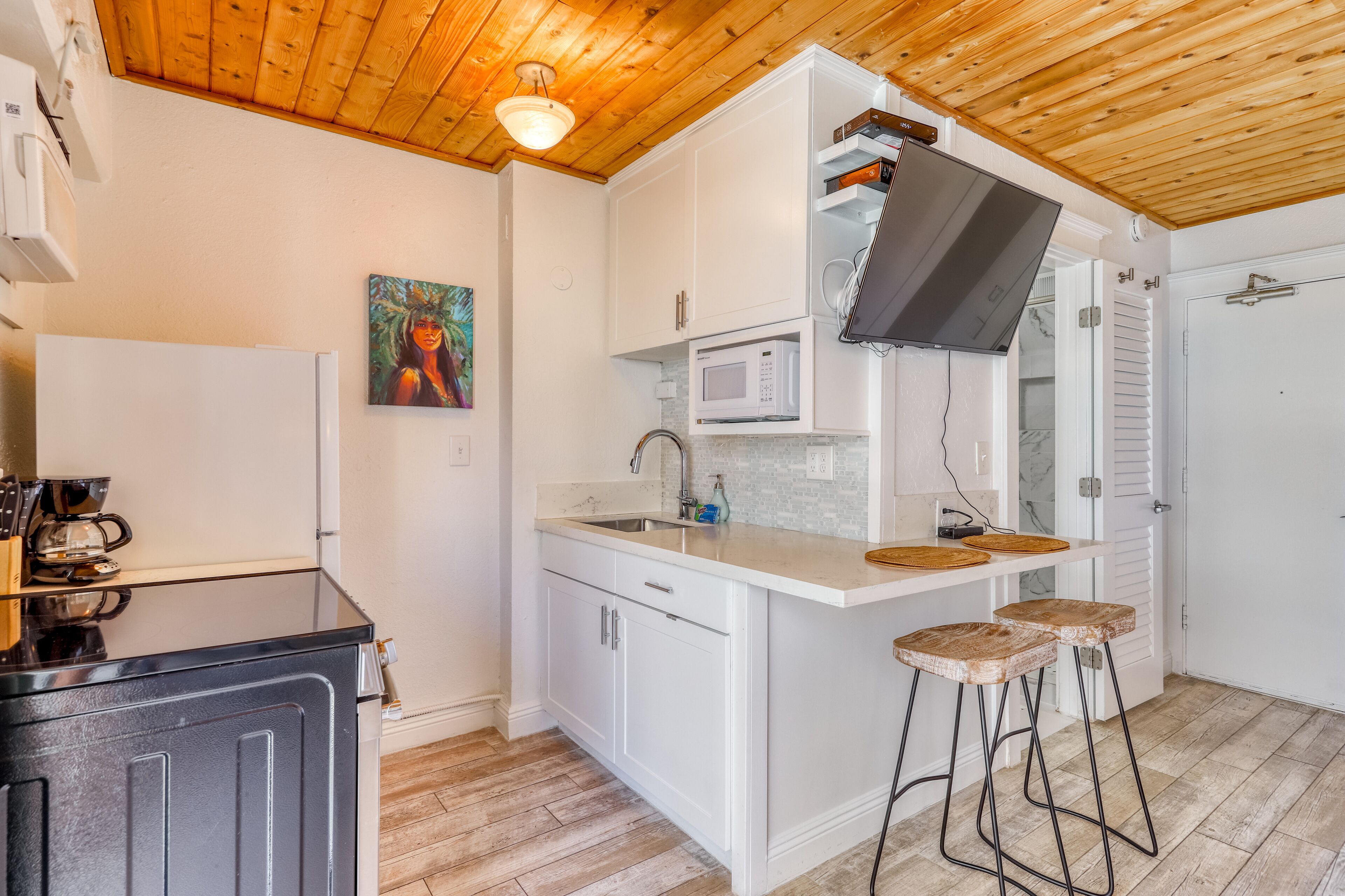 Downtown studio w/ air conditioning, & great views. Walk everywhere