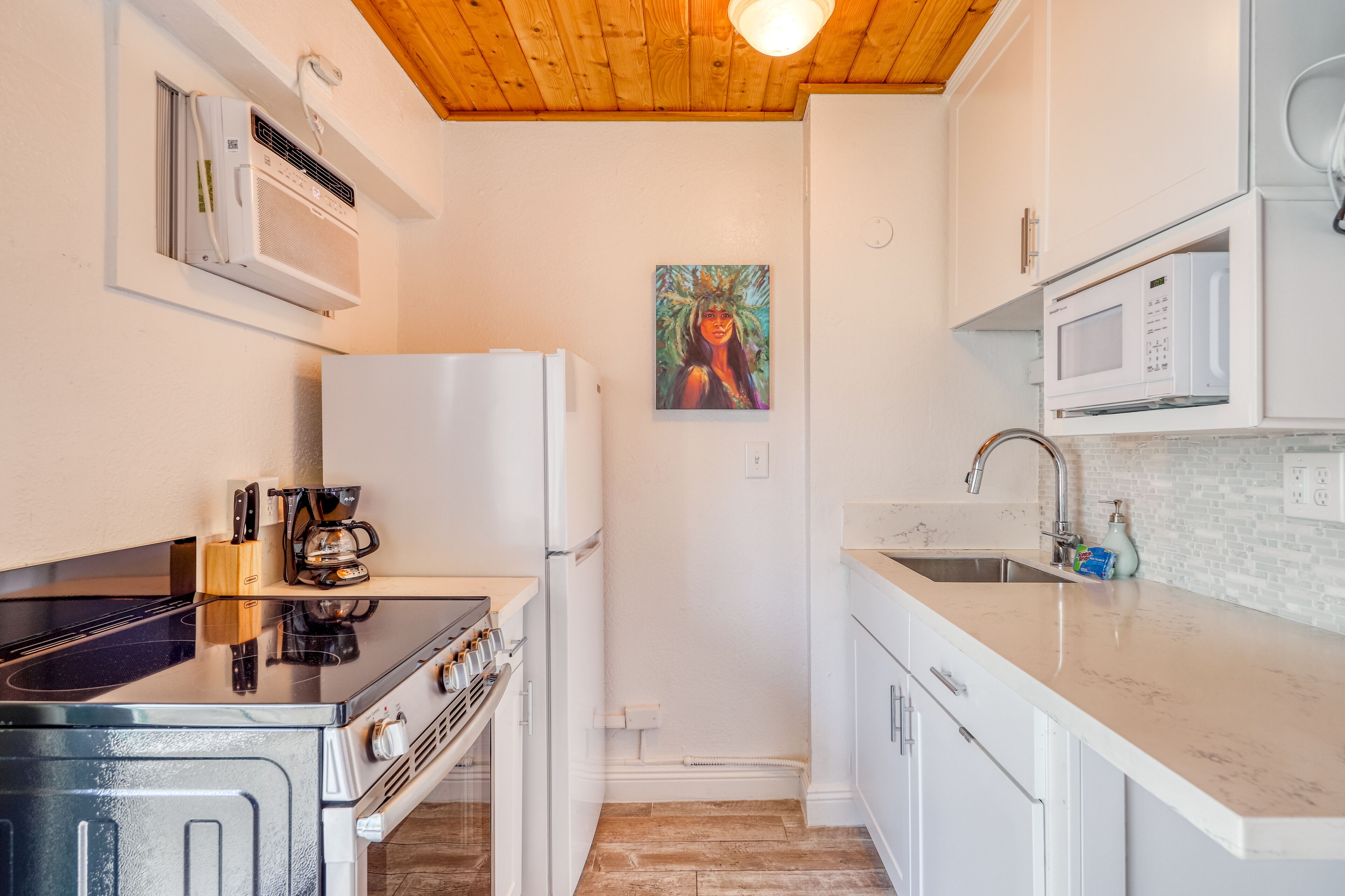 Downtown studio w/ air conditioning, & great views. Walk everywhere