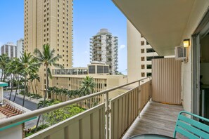 Property grounds - Downtown studio near attractions with amazing views, balcony, & full kitchen (Honolulu)