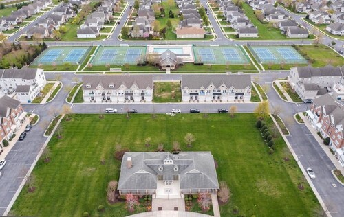 Five Points! Stunning 2BR Condo Pools Tennis Restaurants Shops