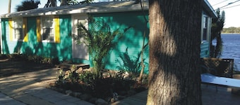 Beautiful Riverfront Cottage w/ boat dock - 15 mins from beach - Sept Savings!!