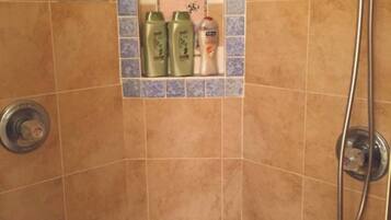 Baignoire, sĂšche-cheveux, serviettes fournies, papier toilette