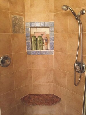 Tina, secadora de cabello, toallas, papel de baño 