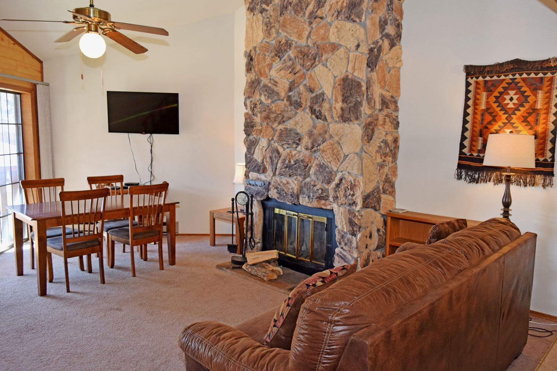 Riverbend Deluxe 2 - In Town - On The River - Free WiFi - Cable - Wood Burning F