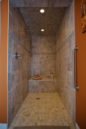 Shower, eco-friendly toiletries, hair dryer, towels - Comfortable luxury suite with epics views, on the Beach, Sunshine Coast (Halfmoon Bay)