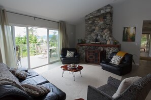Smart TV, fireplace, video game console, DVD player - Comfortable luxury suite with epics views, on the Beach, Sunshine Coast (Halfmoon Bay)