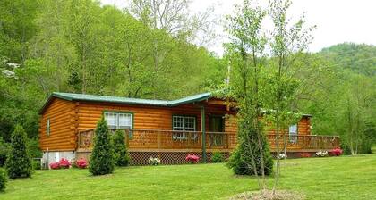Creekside Cabin, comfortable cabin overlooking trout creek
