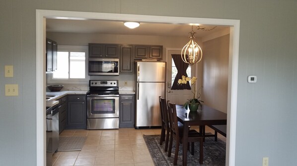 Een koelkast, een microgolfoven, een oven, een kookplaat