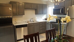 Een koelkast, een microgolfoven, een oven, een kookplaat