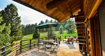 Mountain Log Home Close to Historic Downtown Bozeman & Bridger Bowl.