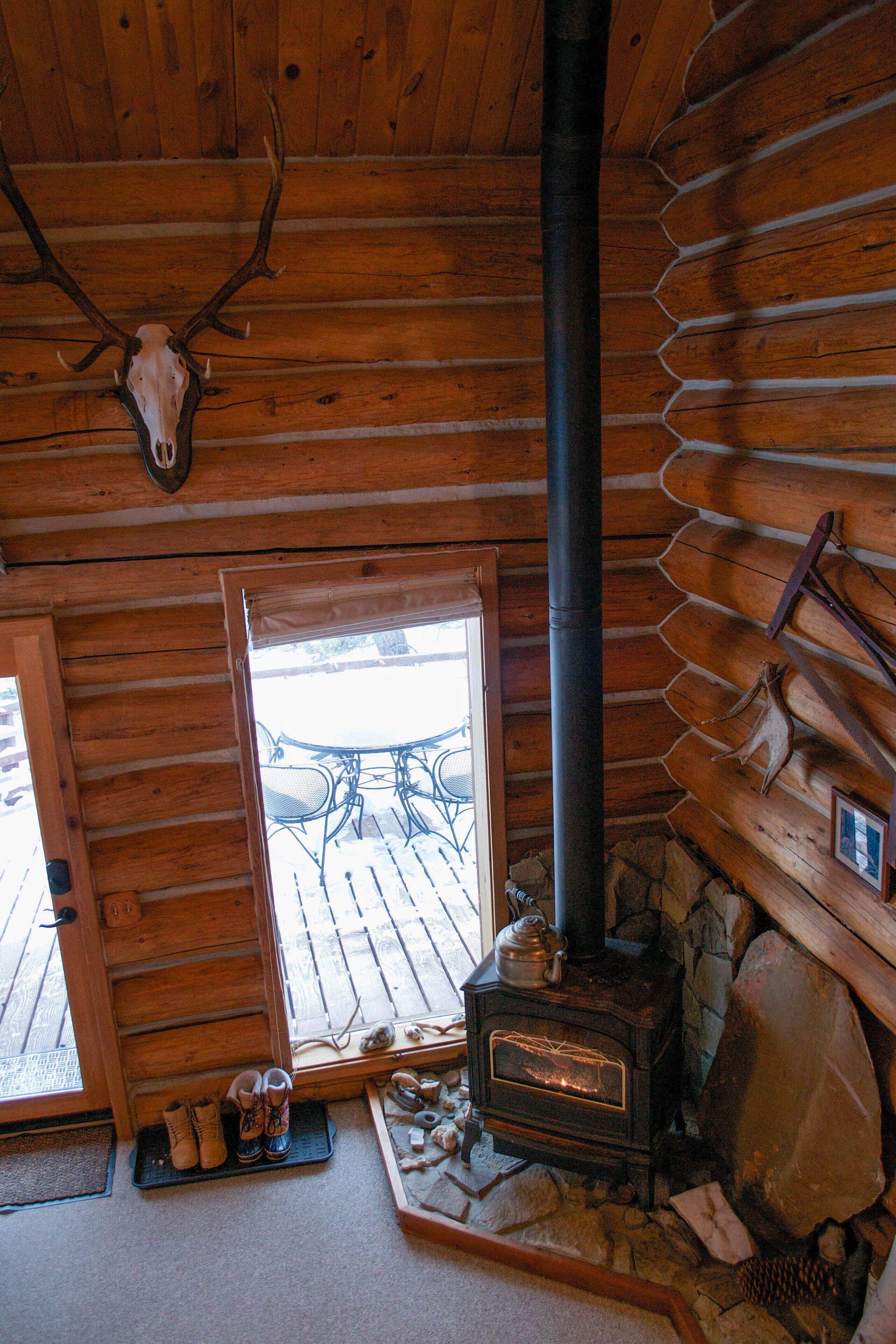 Mountain Log Home Close to Historic Downtown Bozeman & Bridger Bowl.