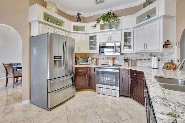 ثلاجة، ميكروويف، فرن، موقد طهي مسطح