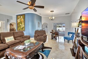 Een televisie en een open haard