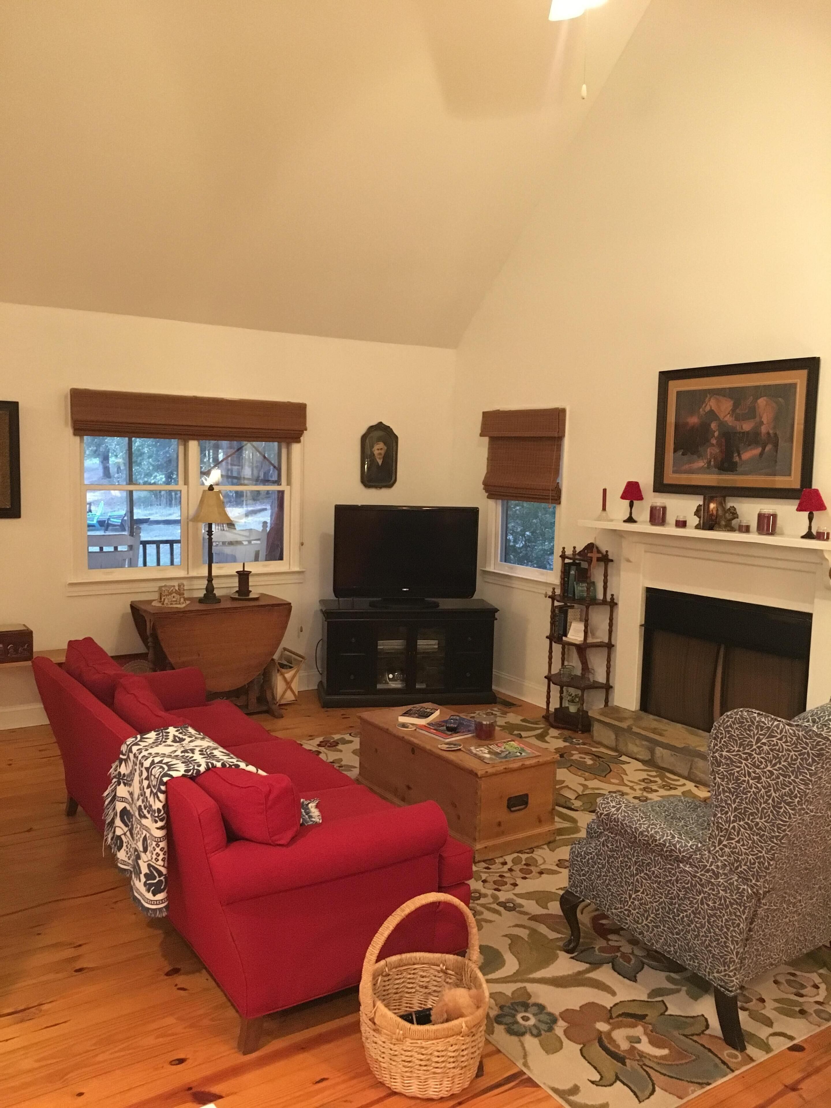 Cottage Near 2 Golf Courses, MSU, CAFB