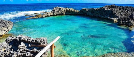 Sulla spiaggia, lettini da mare, teli da spiaggia
