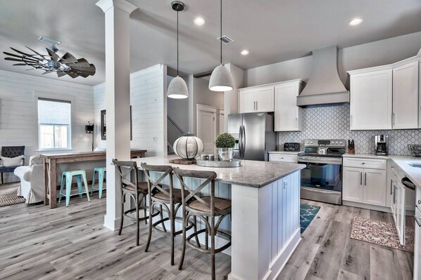 冷蔵庫、電子レンジ、オーブン、コンロ