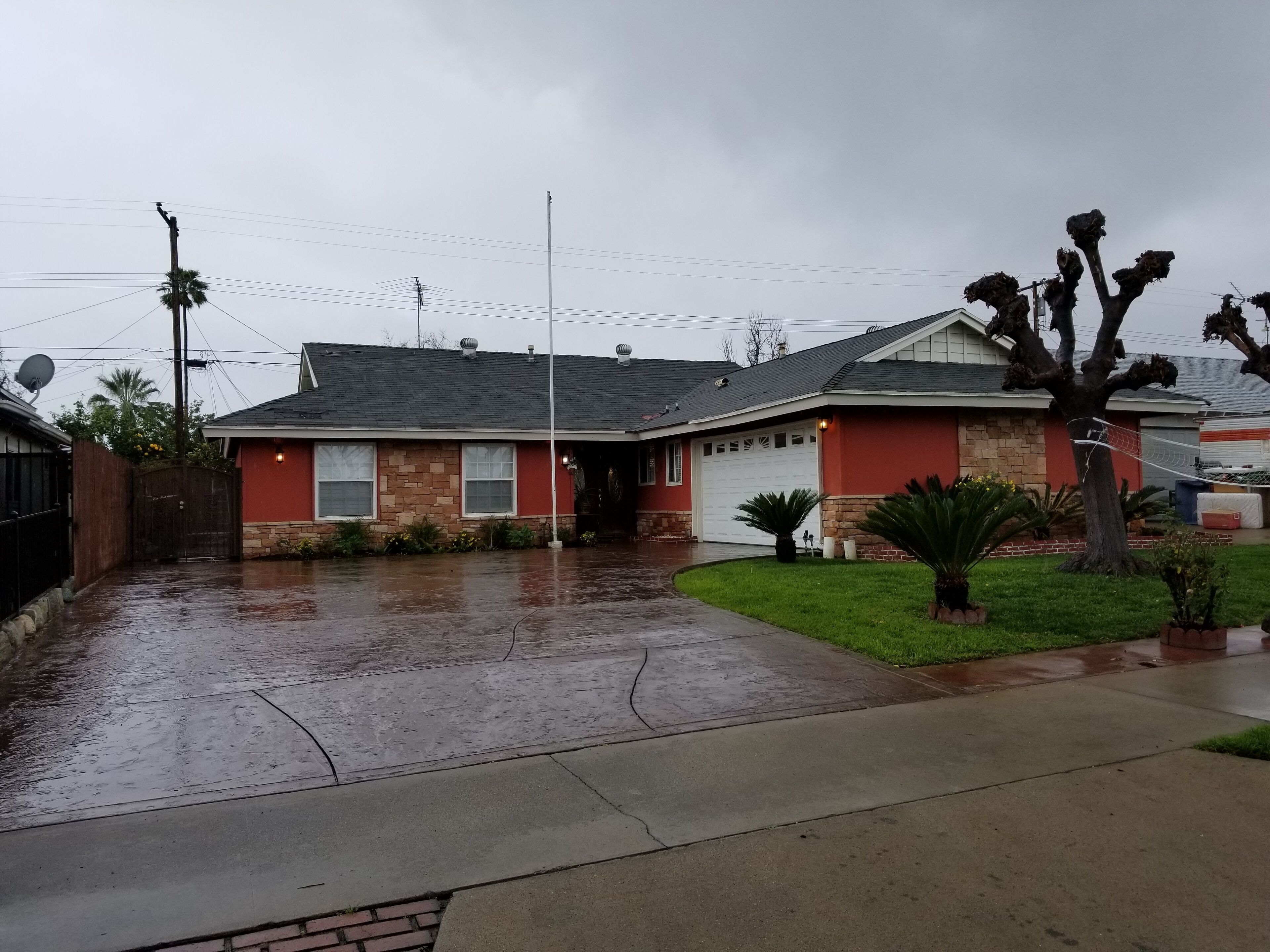 COZY FAMILY RESIDENCE (HOME AWAY FROM HOME)