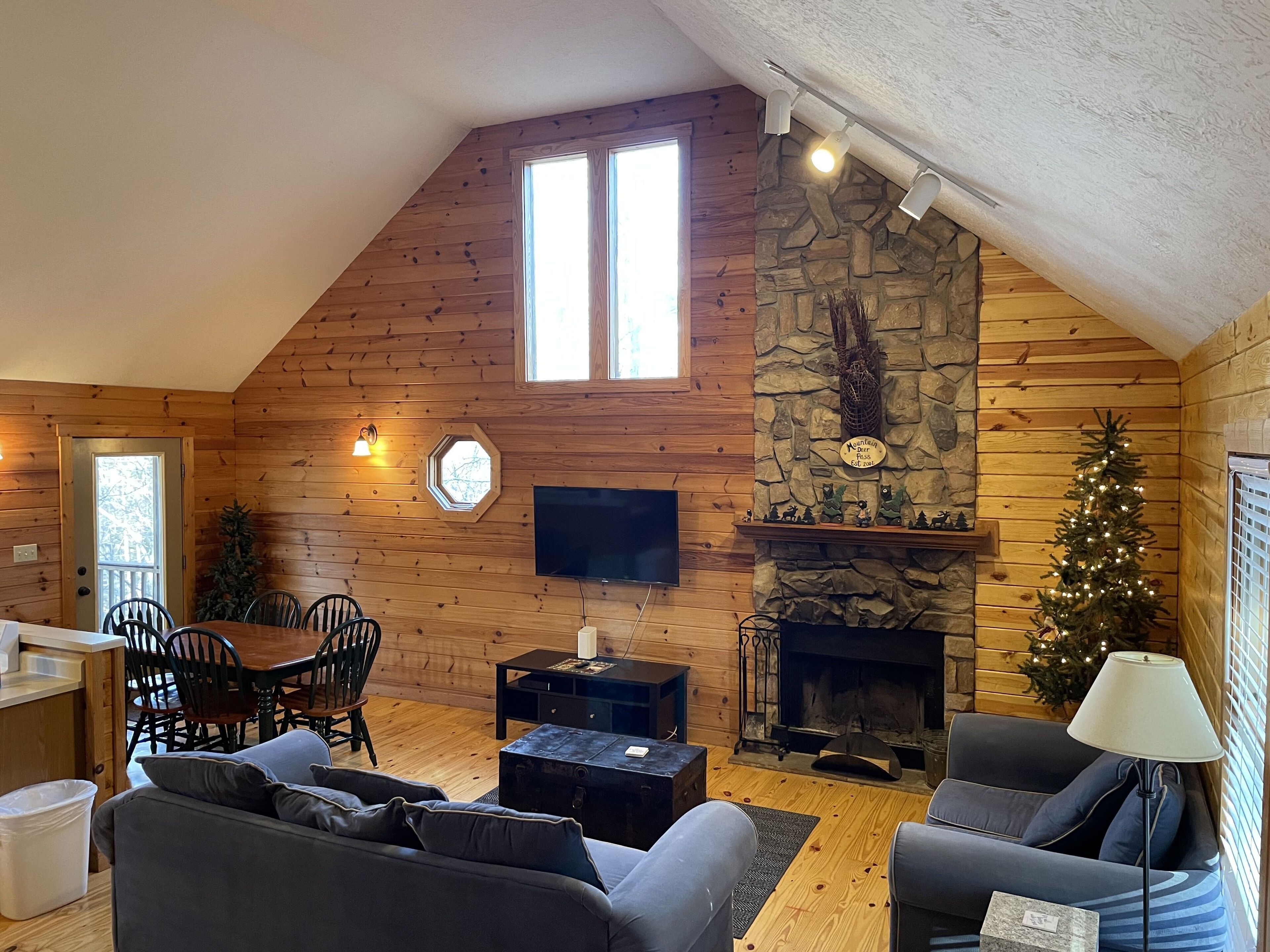 Mountain Deer Pass- A rustic mountain retreat on the Peacful Side of the Smokies