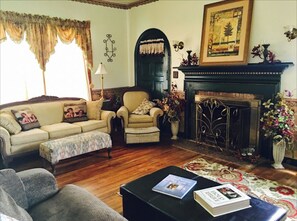 电视、DVD 播放器、书、影片库