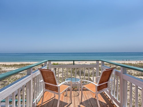 3BR/3BA Dog-Friendly, BEACHFRONT, Center of Island