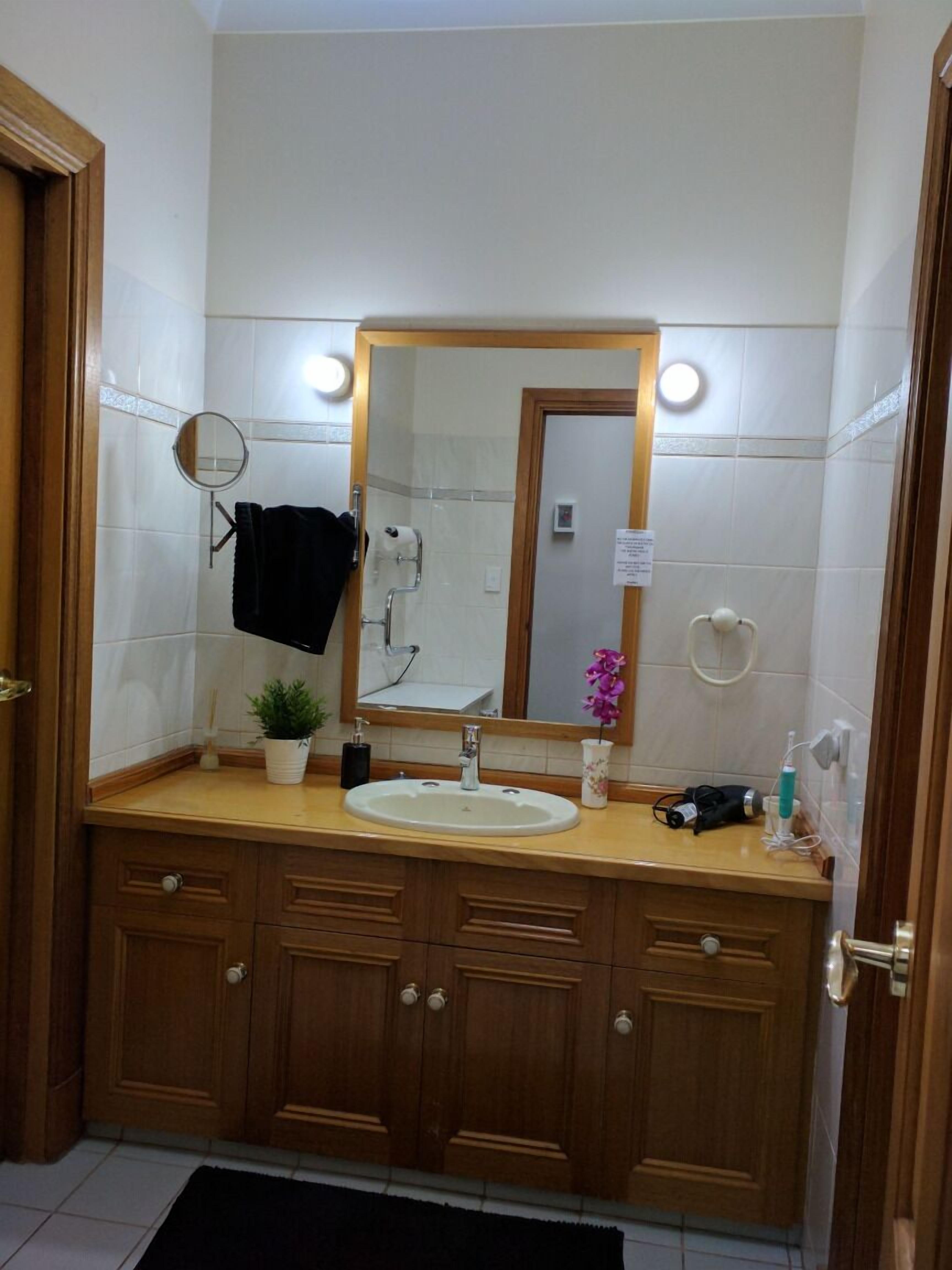 Sunset Hues-Enjoy Peace & Nature in lovely Adelaide Hills overlooking Adelaide — image 19