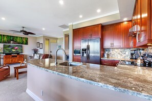 Fridge, microwave, oven, stovetop - OPEN 12/20- 12/24~ ONE of Our BEST -(24V-3) ~ PANORAMIC OCEAN VIEWS ~ VERY NICE Renovation (Lahaina)