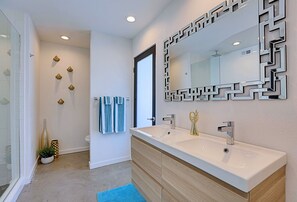 Shower, hair dryer, towels, soap - RESORT STYLE BACKYARD!  <br>Walking distance into town.#6099 (Palm Springs)