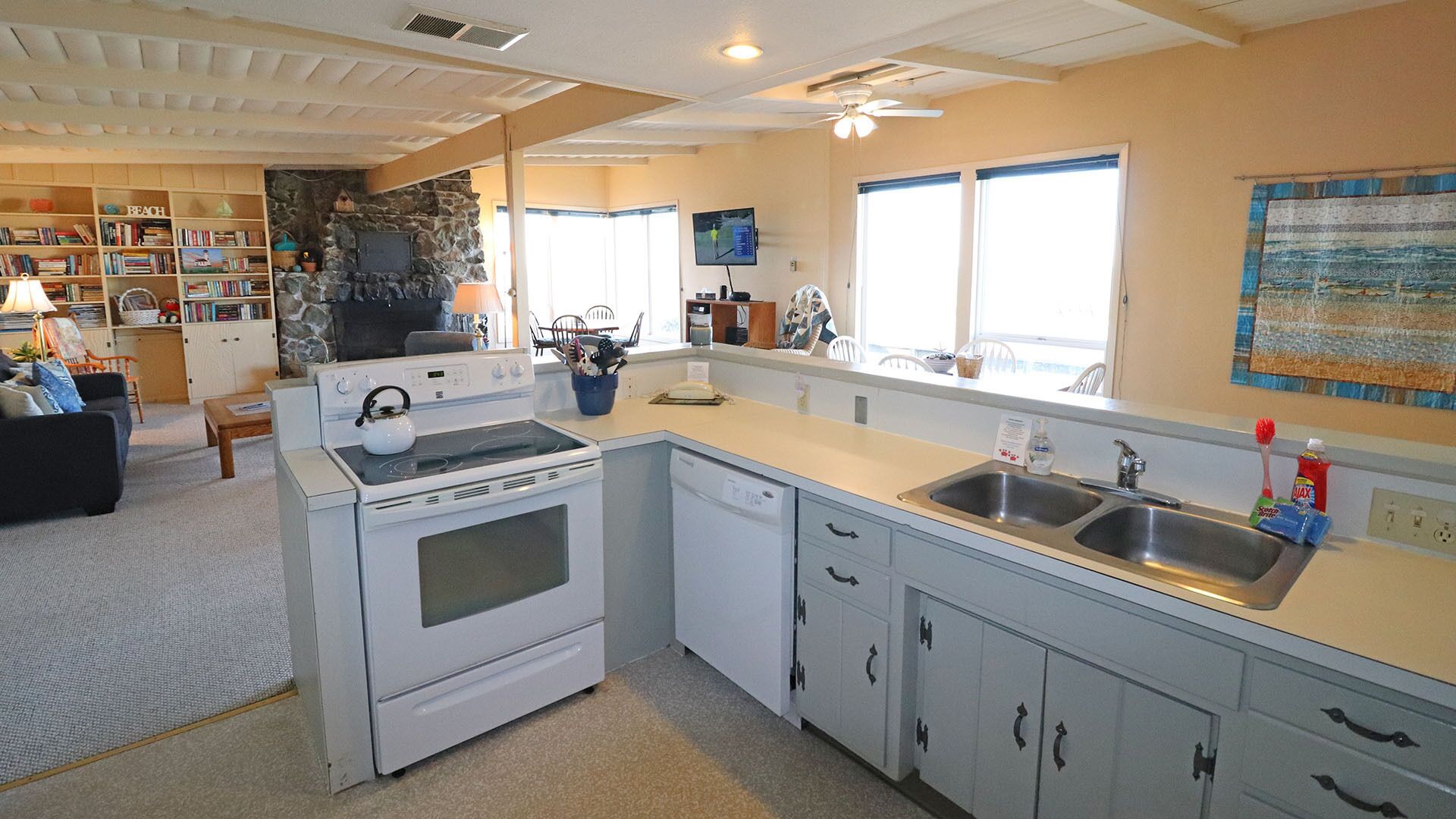 Pacific View: A cozy ocean-front house with the beach just steps away