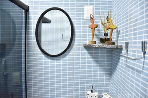 Chuveiro, secador de cabelo, sabonete, shampoo