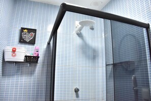 Shower, hair dryer, soap, shampoo - Cozy house with Wi-Fi and air conditioning. (Tamandaré)