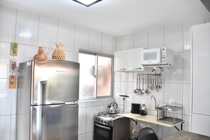 Kylskåp, mikrovågsugn, ugn och spishäll