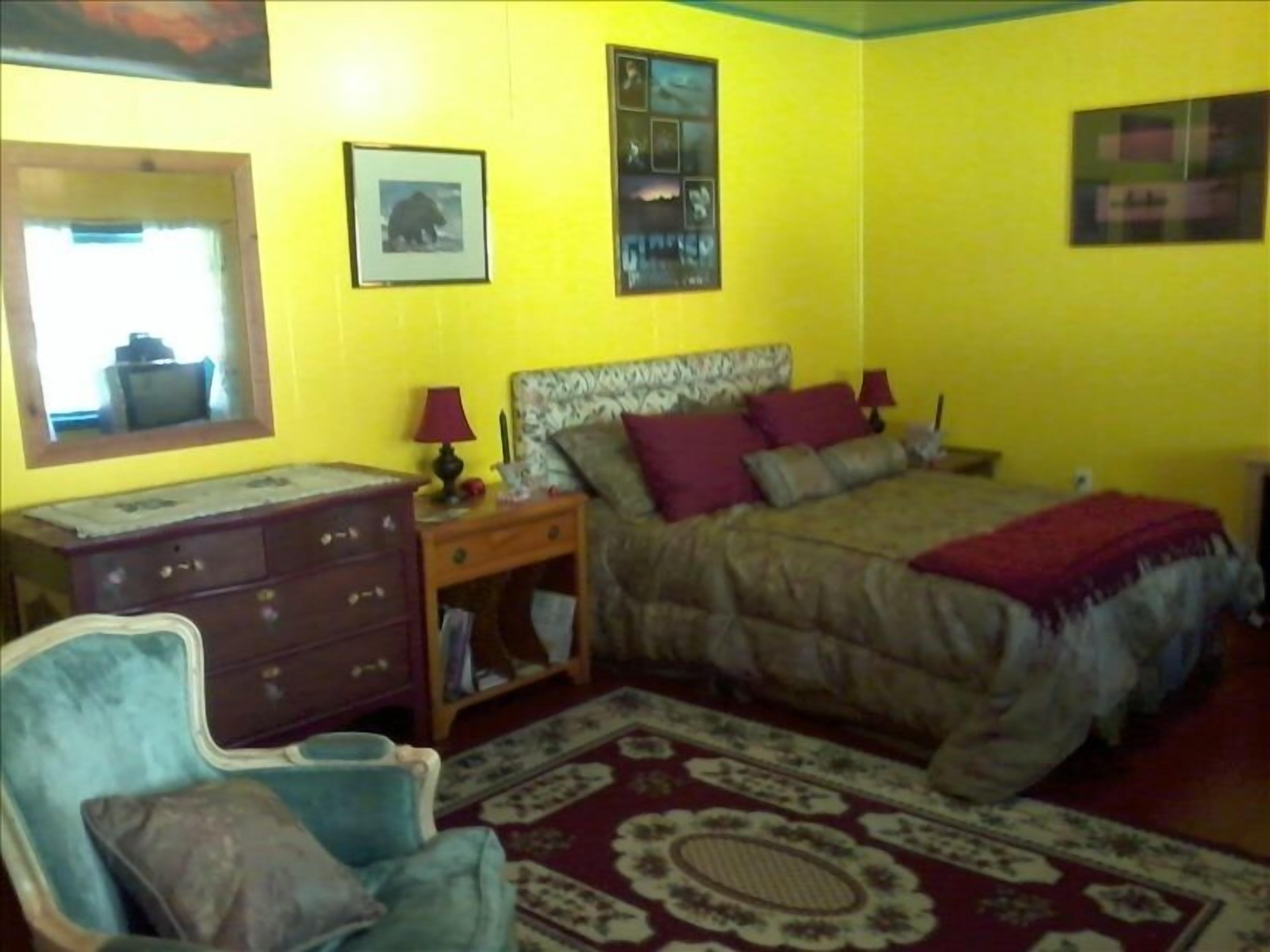 A Private, Cozy Cabin Near Bigfork for Two with a Clawfoot Tub